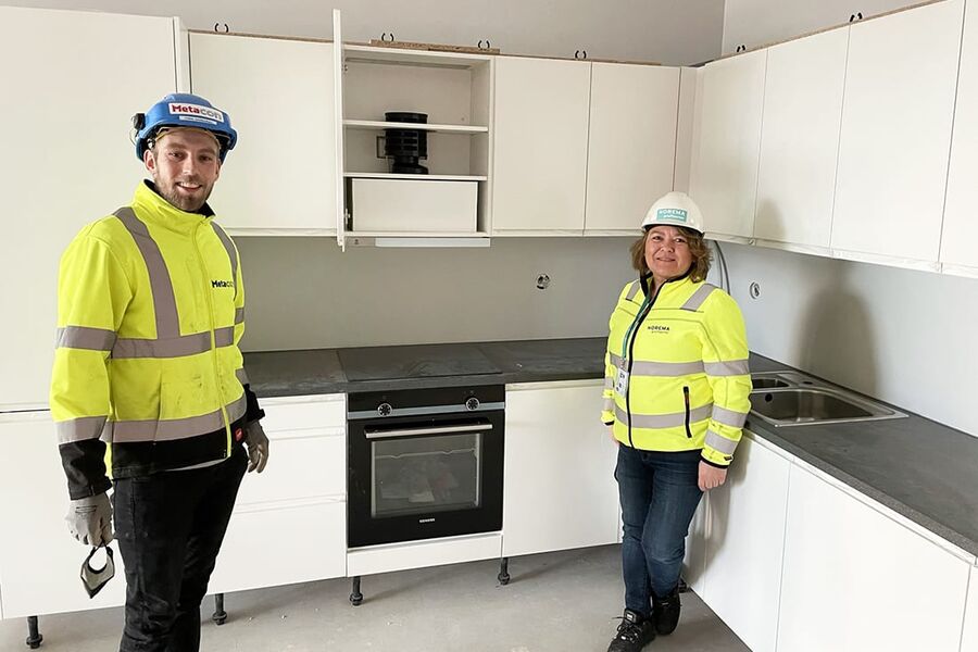 Torkil Andreassen i Metacon, og Anita Andersen, Norema Proffsenter, i et kjøkken som viser løsningen montert i skapet. Foto: Norema proffsenter