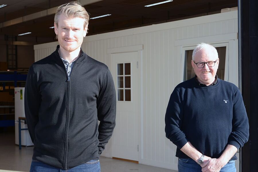 Lasse Rypdal (t.v)har overtatt sjefsstolen hos Viggo Wahl Pedersen AS på Notodden, men er glad for å ha med seg gründeren og oppfinneren Viggo Wahl videre som konsulent og produktutvikler.  Sammen skal vi hente ut enda mer av det store potensialet i selskapet, sier de. 