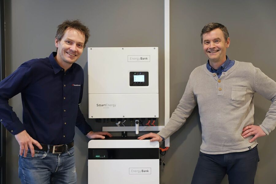 - Produktpakken «EnergyBank» installeres i Østfold-regionen av de lokale installatørene Lyn Elektro og Elektro Spesialisten, og er på plass i løpet av én dag. Batteriene har nødvendig godkjenning, inneholder ikke kobolt og har en levetid på inntil 20 år, forteller Fred Martin Langøy(t.h.), en av gründerne bak Smart Energy Systems, med base i Gamle Fredrikstad. Kollega Morten Hagen t.v.