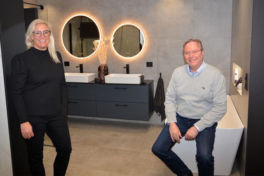 VikingBad har tatt kundenes ønske om en enklere prosess for å finne drømmebadet på alvor, ved å tilby komplette bad i ulike stiler. Hva som passer deg som forbruker best, finner du enkelt ved å bruke de digitale verktøyene på hjemmesiden. Satsingen har vært en kjempesuksess for selskapet, forteller selskapets leder for kundesenteret og digital markedsføring, Trude Bakken Henriksen og leder for salg- og marked, Per Torjussen. - Vi leverer komplette baderomspakker. Når forbrukeren har funnet badet og stilen på våre nettsider, er det enkelt å ta ut en produktliste som man kan sende til sin lokale rørlegger for, befaring, tegnetime og videre fremdrift, sier de. 