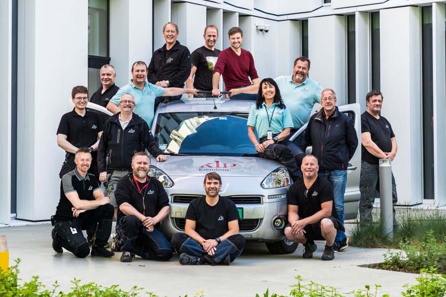 Årets grønne driftsteam 2020. Fra venstre Tommy Bogan Larsen, Roger Hulsund, Roy Buarø, Snorre Almås, Terje Stein, Morten Følstad, Jonas Brenntrø, Roger Dahl, Jorunn Iren Husby, Stein Arve Nilsen, Ole Axel Frengen. Sittende foran: Frank Nilsen, Thomas Rise Refsnes, Jan Olav Jensen og Bendik Slind.