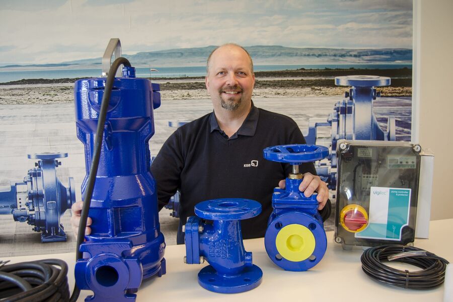 Salgsingeniør Håvard Næss hos KSB Norge, med den nye pumpen fra Amarex og tilbehør.