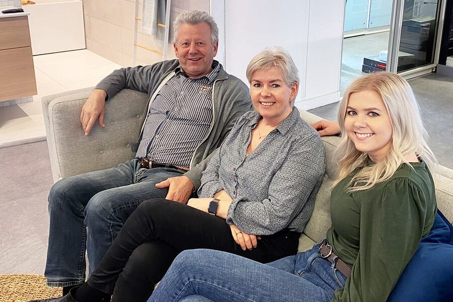 Familien Mæland ser lyst på fremtiden.  
Her ser vi fra venstre, Kjell Inge Mæland, styreleder, Bjørg Helen Osvoll Mæland, daglig leder, og datteren Camilla M. Svalestad, prosjektleder i Mæland Rør AS
