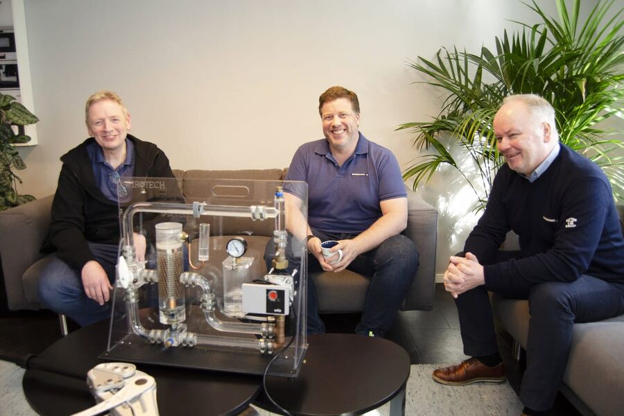 Daglig leder Kjell Bernt Kalland, teknisk sjef Thorn Fredrik Hemsen, og salgssjef Johnny Kvalheim i Armaturjonsson, har mye positivt å glede seg over om dagen. Det siste året har salget av blant annet fordelerskap og andre produktområder økt betydelig. Nå rettes fokuset mot ytterligere prefabrikkering, og leverandøren har behov for å øke bemanningen. - Det ligger i vår strategiplan  fra 2015, at vi skal oppbemanne i år. Det er hyggelig når prognosene og forventingene i markedet slår til, poengterer Kalland.  