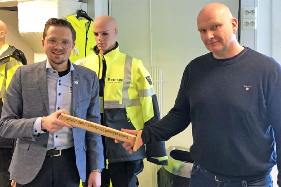 FTU  har startet en HMS-stafett for å få økt fokus på trafikksikkerhet i HMS-arbeidet. Første veksling ble gjort ved at Dag Brenden fra Ramsøy AS (t.h.) ga stafettpinnen videre til Kim Brandsnes fra Williams Norge. Fotograf: Bjørn Ivar Vasaasen