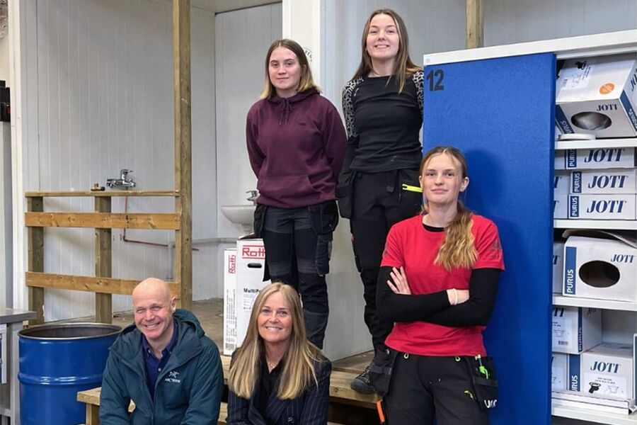 Julianne Thomassen, Thea Stien og Kaja Huka Johannessen er tre av jentene som har søkt VG2 rør. Lærer Bjørn Lasse Pedersen på Polarsirkelen VGS og daglig leder ved ORiN, Merete Larsen er storfornøyd med årets søkertall til VG2 rør.