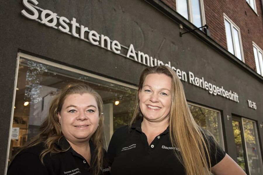 Søstrene Line og Mari-Ann Amundsen (t.h) som driver Bademiljø Søstrene Amundsen Rørleggerbedrift, mener fordomsfulle foreldre må ta mye av skylden for at ikke flere jenter velger håndverksfaget.