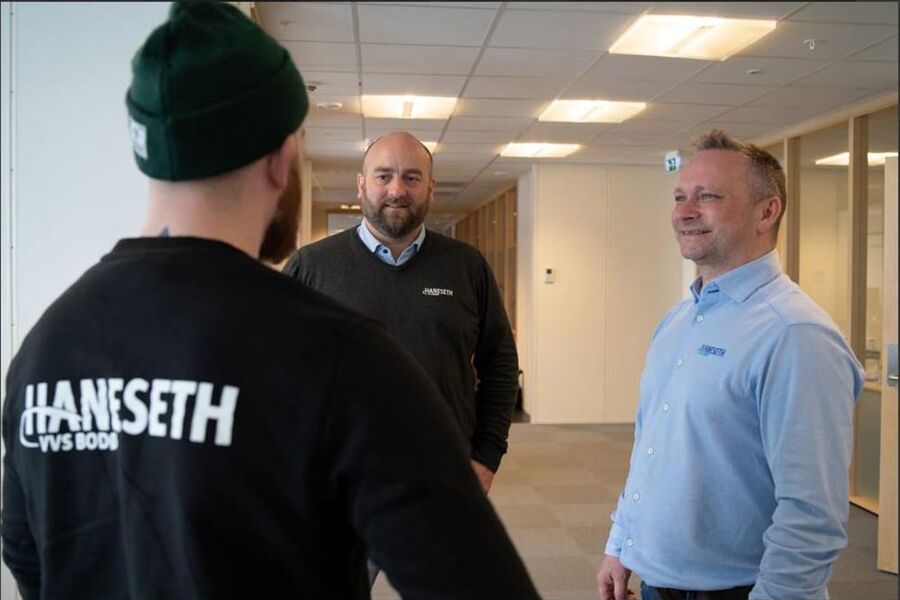 Bildet ser vi avdelingsleder Jostein Hansen i midten og daglig leder Tommy Saksenvik i Haneseth VVS Bodø. 