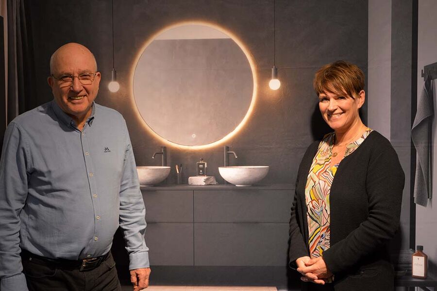 Daglig leder Arne Korsbakken, og Salgs- og markedssjef Berit Folden Solberg i Korsbakken Bad, mener at det er viktig at man beholder salget av synlige produkter i VVS-bransjen gjennom faghandelen. Derfor har de jobbet mye med å forenkle hverdagen for rørleggerne med å kunne tilby ferdige komplette bad som rørleggeren kan selge videre til sluttbrukeren. 