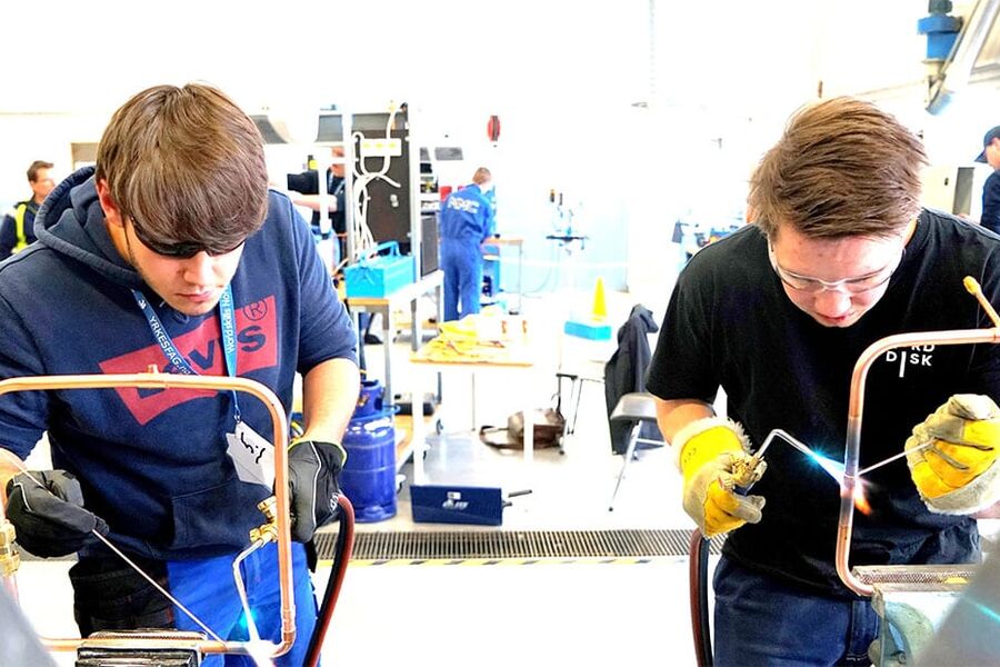 Kulde- og varmepumpeelever konkurrerer under Skole-NM 2019.