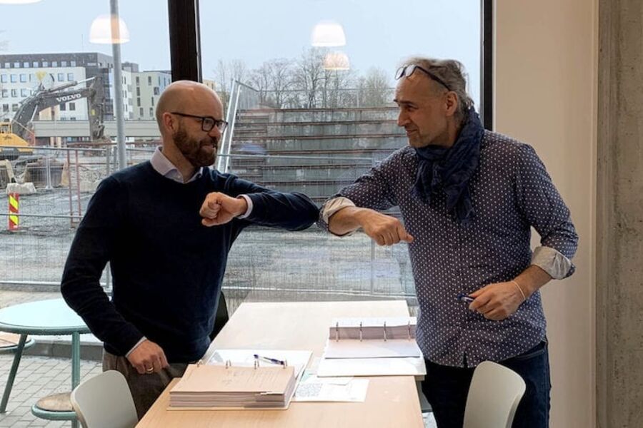 Kontrakten ble signert 3. mars 2021. Bilde fra signering: Fra venstre Per Ola Ulseth, direktør prosjektutvikling, Entra ASA og Jan Jahren, konsernsjef HENT AS