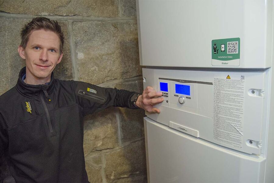 Lars Olsen hos rørlegger Kolås Eftf. AS, kan lese ut av varmepumpa allerede har spart inn ca 10 000 kwt i løpet av en halv vinter