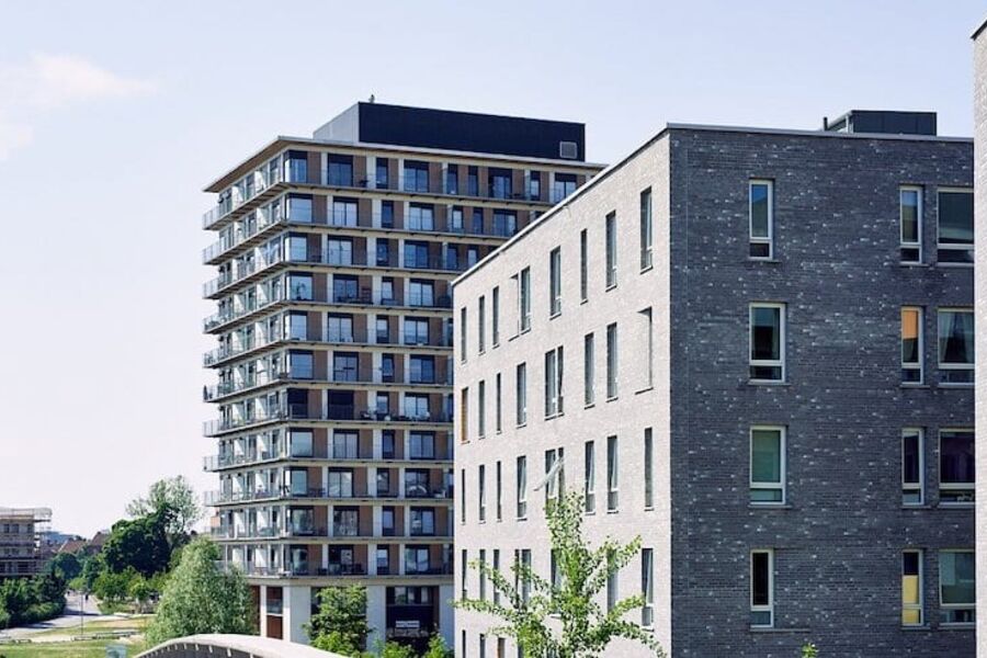  Det holder ikke å skru av ventilasjonen eller ta strømmen på varmtvannsberederen når strømmen er dyr, og sette den på om natta når strømmen er billig igjen, sier Knut Arne Finsmyr, forretningsutvikler digitale tjenester i Byggautomasjon. Foto: GK Gruppen AS / Simen Øvergaard.