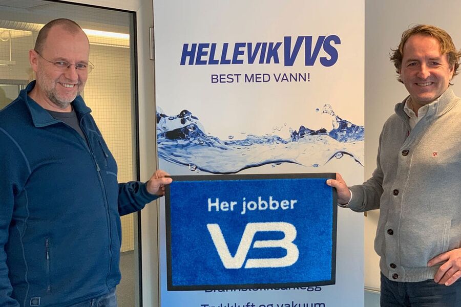 Daglig leder i Hellevik VVS, Nils Ove Helgeland (tv), og leder av rørleggerkjeden VB, Øystein Kjellsen. 