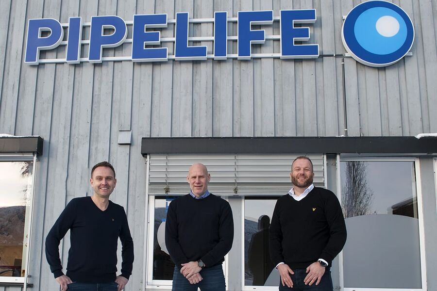 Her ser vi fra venstre: Stian Svendsen Oen, Salgssjef VVS, Kjetil Løften, Forretningsutvikler VVS og Petter Gulløy, Produktsjef VVS, foran hovedkontoret til Pipelife Norge i Surnadal.

