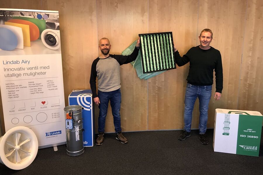 På bildet ser vi fra venstre: Ronny Aase fra Lindab og Kurt Urdal fra Camfil
