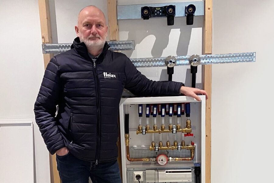 Finn Olaussen, produktgruppesjef Prefab viser frem Høiax prefabrikkerte fordelerskap.