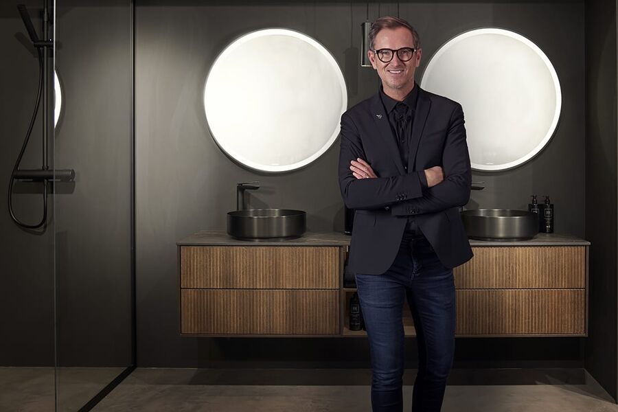 Serien Epos by Halvor Bakke handler om design, men først og fremst om muligheter. På en enkel og inspirerende måte skal kunden kunne velge mellom ulike mål, farger, designuttrykk, materialer, funksjoner og kombinasjoner. Resultatet er en unik og personlig løsning som er tilpasset det enkelte bad. 