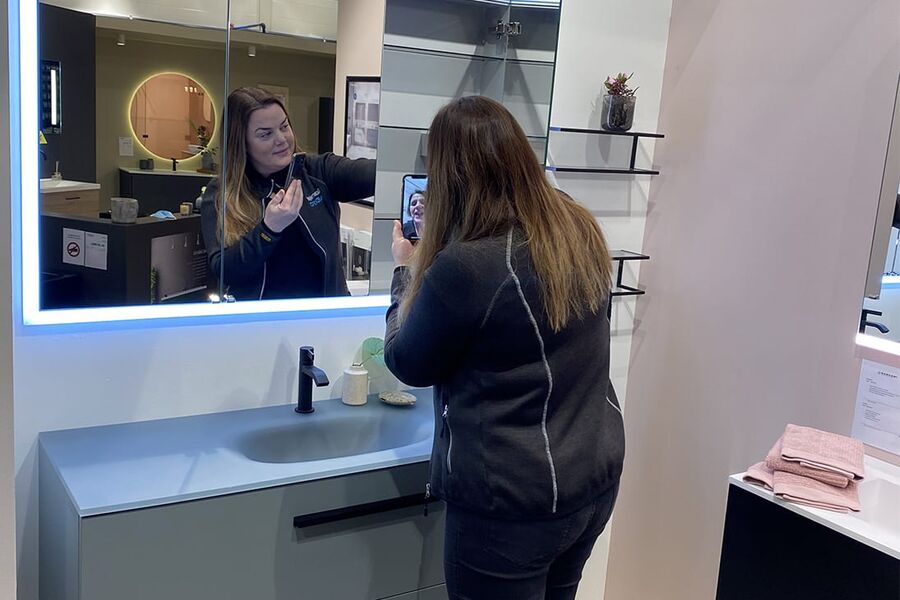 Camilla Tvenge, daglig leder Bademiljø VVS Expo Alna, i videosamtale med en kunde. 