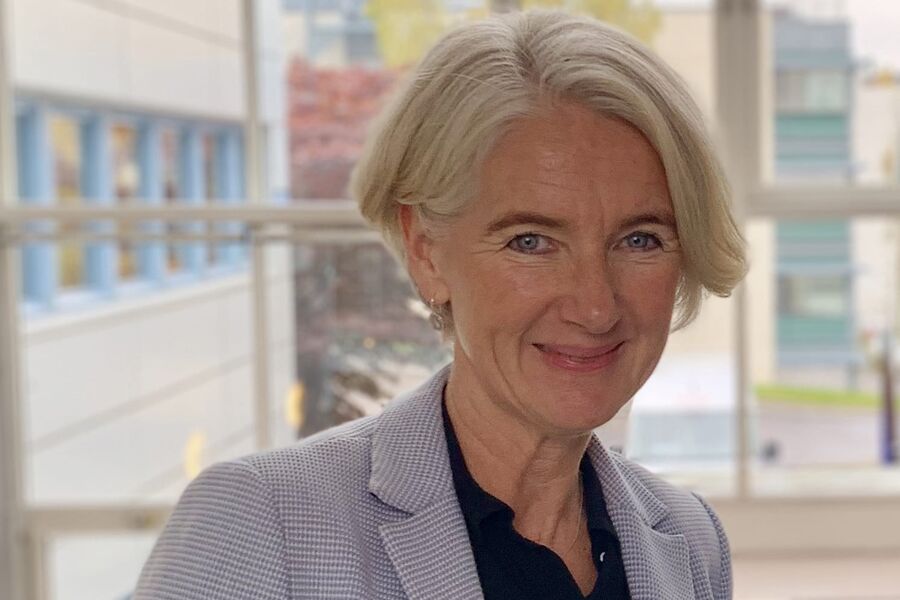 Vi kan ikke vente til at livet skal tilbake til «normalen». Det finnes ingen «normal» å gå tilbake til. Vi må innrette etter situasjonen vi står i, sier administrerende direktør Marianne Wætnes Røiseland til VVSforum.  
