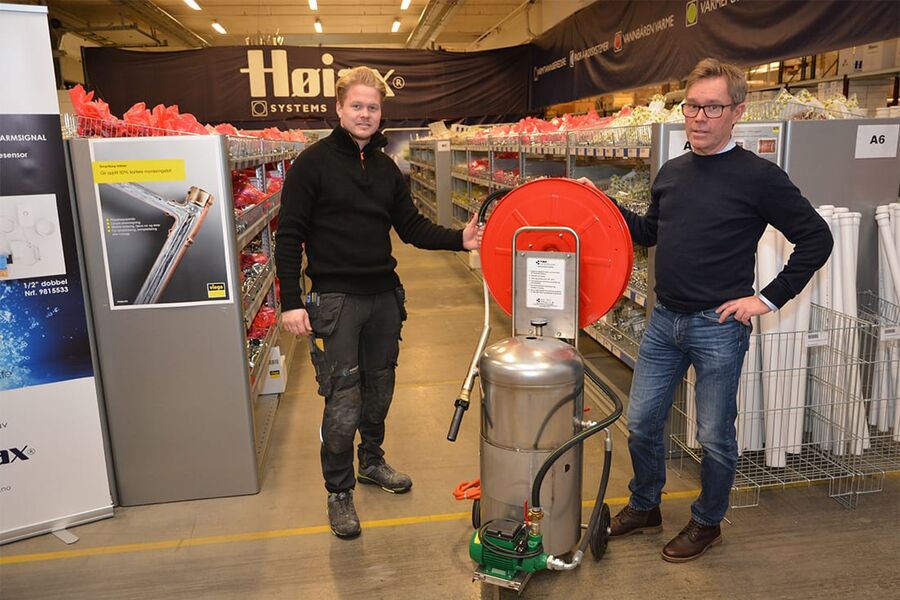 Freddy Kristiansen, distriktsansvarlig Østfold hos Høiax, gleder seg over å ha Wiva vannledningstiner i sortimentet. Her viser han rørlegger Mani Sigurdarson, som jobber hos Fredrikstad Vann og Varme AS, medlem av Rørkjøp.