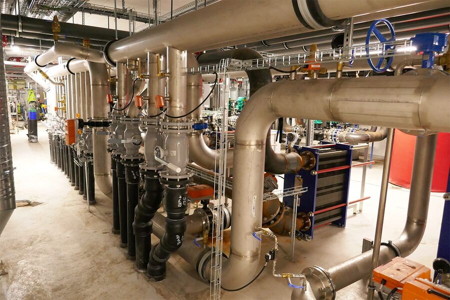 Her ser vi energisentralen med hovedfordeling og rørarrangementet av brønnparken inn i bygget.