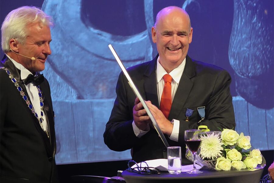 Åsmund Østvold  skal bistå i det politiske arbeidet for Byggmesterforbundet. Her mottar Østvold Byggmesterforbundets Hederstegn under forbundets 100-års jubileum i 2019. 