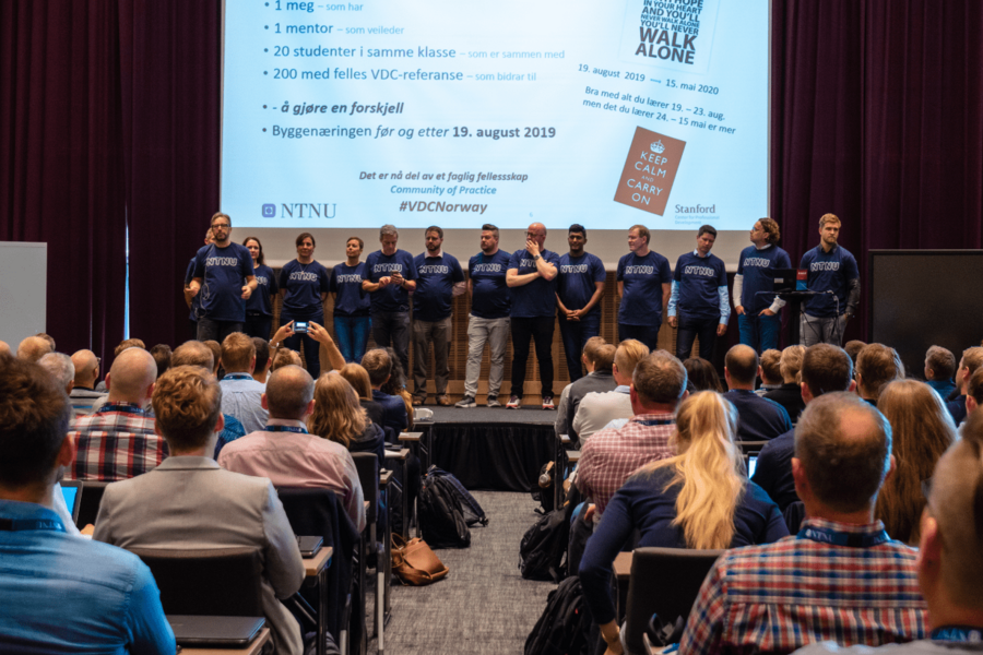 Bilde fra første VDC-kurs på Gardermoen i 2019  VDC-mentor på scenen  og +200 deltaker i salen  
(Foto: August Nord, CG Media AS) 
