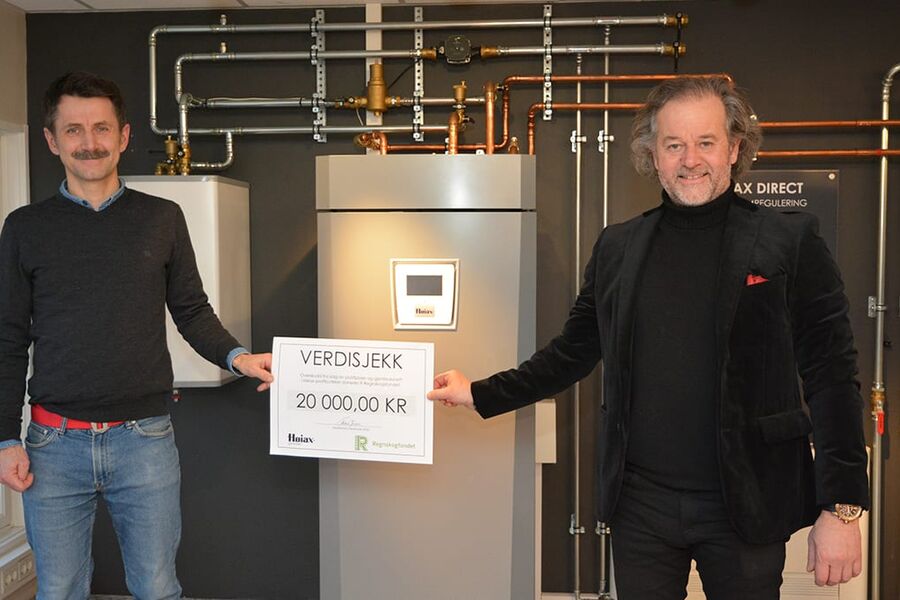 Regnskogfondets seniorrådgiver Anders Hylbak Bolstad ( t.v), overrekkes en sjekk på kr. 20.000,- av Høiax`s  adm.direktør Thomas Buskoven. Bidraget til Regnskogsfondet kommer av salg av gjenbruksnett og nedbrytbare bæreposer ved Høiax`s proffutsalg i Oslo, Bergen og Trondheim. 