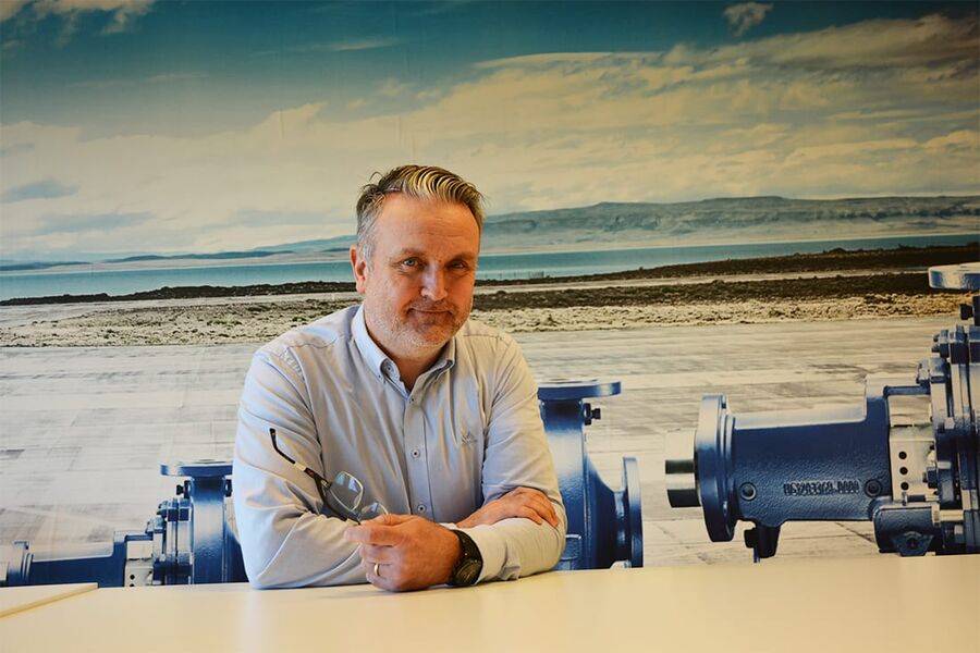 - Om servicerørleggeren er ute hos et borettslag fra 80-tallet for å skifte en sirkulasjonspumpe, og det står 2010 på den som er der fra før, bør det ringe en bjelle. Da er det trolig bakenforliggende årsaker til at den havarerer, sier KSB Norges plassjef Morten Merli. 