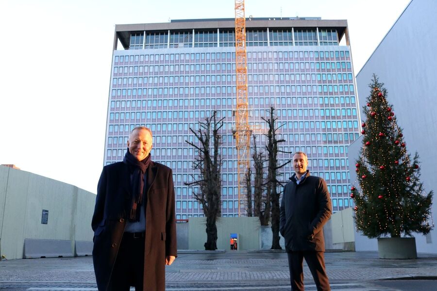BYGGEPLASS Administrerende direktør Harald Nikolaisen og konsernsjef Ståle Rød i Skanska utenfor Høyblokken.