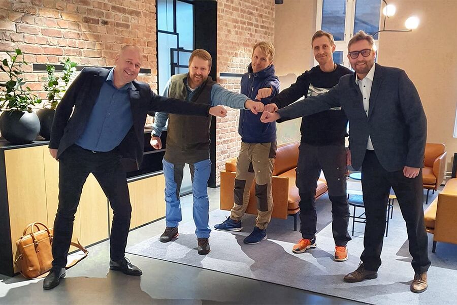 På bildet fra venstre ser vi, Geir Andersen Instalco, Andre Walle, Petter Olstad, Andreas Samuelsen, Metro Rørleggerservice og, Roger Aksnes, Instalco, under avtaleinngåelsen .