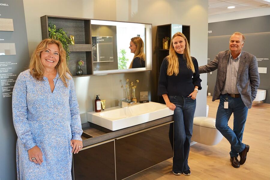 Fra venstre: Møbelansvarlig Therese Skolem, markedssjef Katharina Sølvberg, og salgssjef B2B i Geberit, Herman Larssen, er alle fulle av entusiasme og optimistiske på Geberit`s satsing på baderomsmøbler. De synes de kommer med noe nytt på det norske markedet når det gjelder design, funksjonalitet og kombinasjonsmuligheter. Her står de rundt Geberit Citterio.