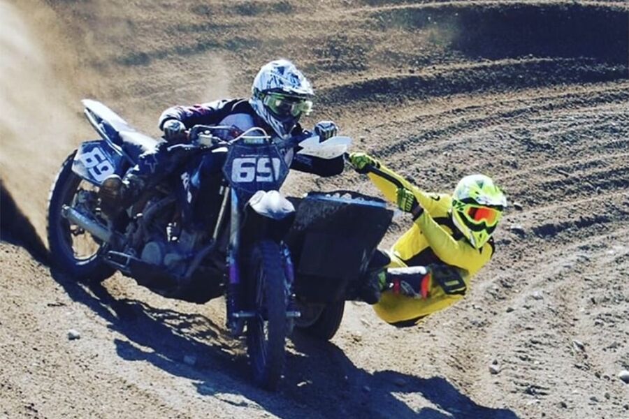 Per Thomas og hans makker før den fatale ulykken i sidecrossvognen. 
- Jeg husker jeg tenkte at makkeren min hadde full kontroll. Så satt jeg fast kneet, alt gikk så fort og så kom hoppet som endret alt, sier Per Thomas.