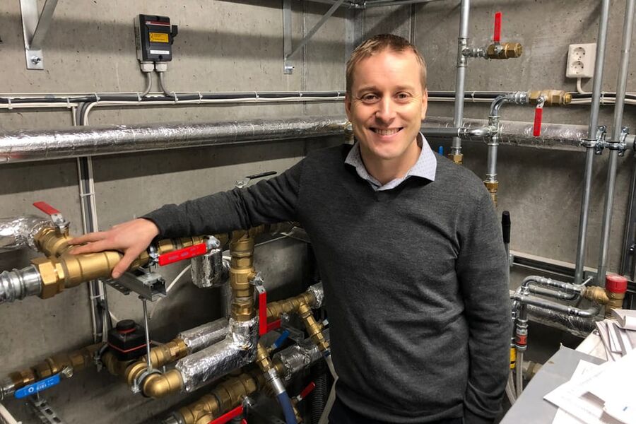 David Zijdemans skal fortelle om fremtidens varme og kjøleanlegg, og vil ta tilhørerne igjennom noen av de utfordringene vi står ovenfor. Med seg fra Grundfos har han Willy Sture og Jon Olav Eidsmo, som vil presentere noen gode løsninger på det som blir tatt opp. Her kan du lære mye. 
