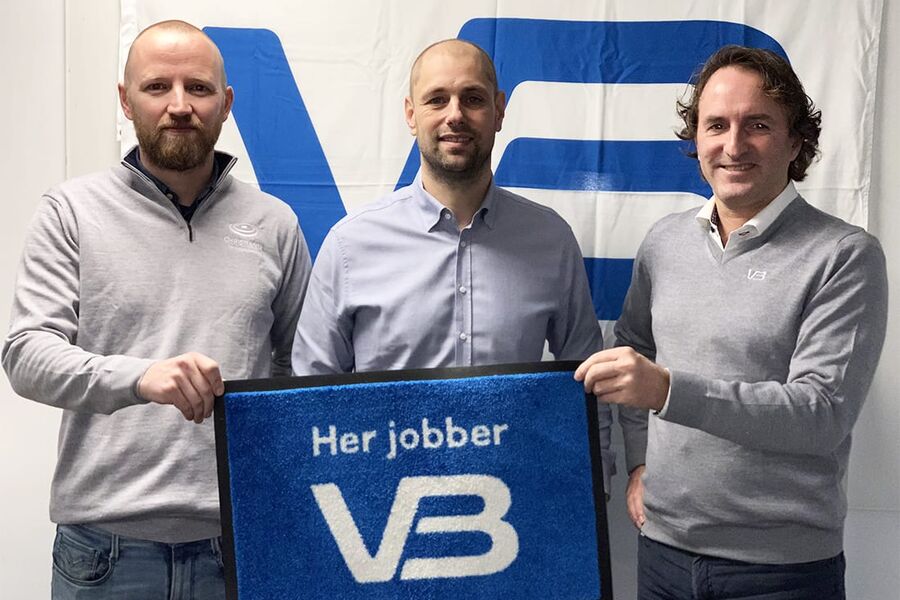 Her ser vi fra avtaleinngåelsen. Fra venstre, Christian Jensen, Lars Marienborg, CBR og Øystein Kjellsen, VB.