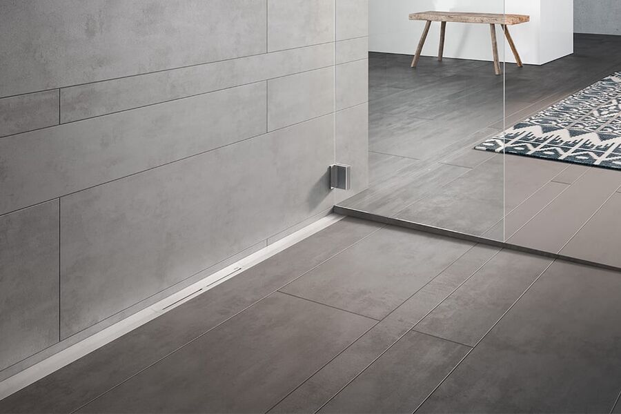 Dusjrennen TECEdrainprofile kan tilpasses bredden på dusjen og monteringen er enkel  selv med store fliser og naturstein. Foto: TECE