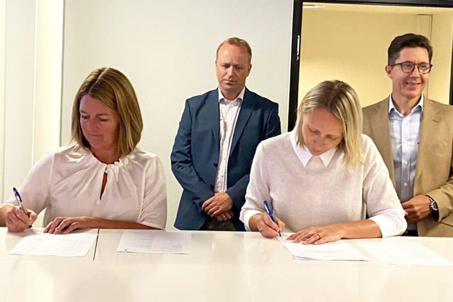 Fra kontraktssigneringen i august. Foran fra venstre: Grete Aspelund, adm. direktør i Sweco Norge og Solveig Dahl Grue, daglig leder i RATIO arkitekter. Bak fra venstre Olav Struksnes, avdelingsleder VVS/VA i Erichsen & Horgen og Thomas Innseth, Operations Director/Country manager i Arkitema.