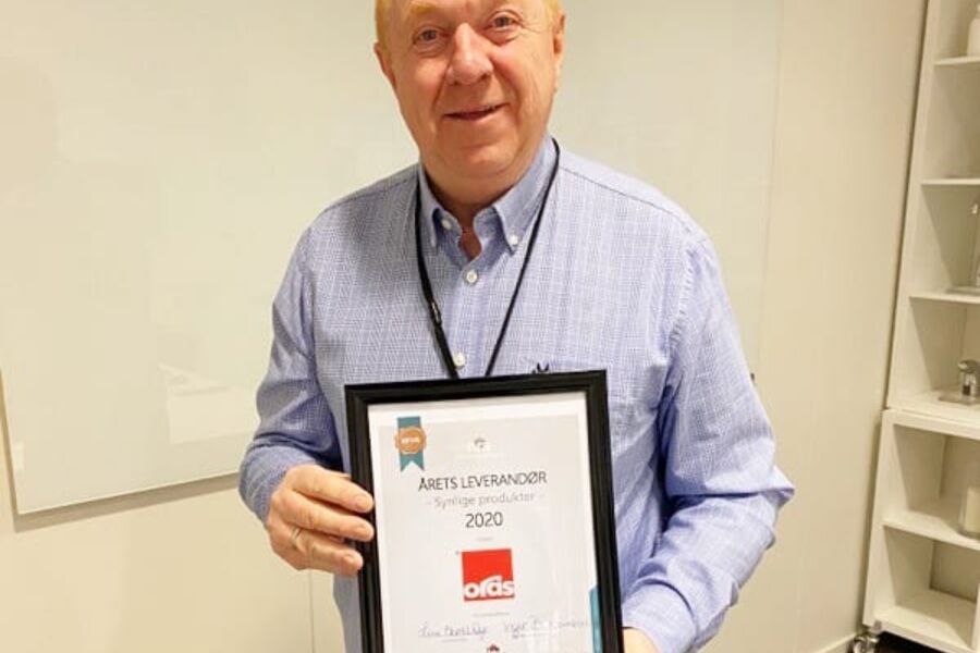 Olav Aastvedt i Oras Armatur med beviset på at de er årets leverandør av synlige produkter.