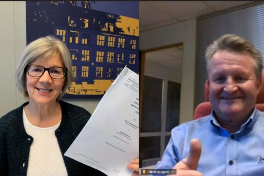 Rigmor Hansen, admin. direktør i Undervisningsbygg og Håkon Lid, styreformann og prosjektleder i Lid Ventilasjon AS signerer  avtalen, som markering av kontraktsinngåelsen. Foto: Undervisningsbygg