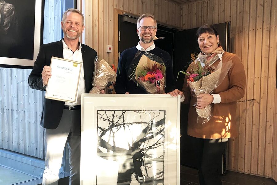 Under dagens prisutdeling: : Fra venstre adm. dir. Peter Sønderskov, produksjonssjef Tormod Grindstad og administrasjonssekretær Torunn Lismoen, TROX Auranor 