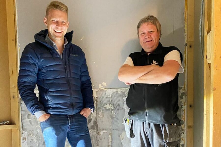 Erlend Berg (t.v.) sammen med Roald Næveland, BAS ved Lindås Rør og Sanitær på prosjektet Liatun, der 186 borettslagsleiligheter skal pusses opp.
