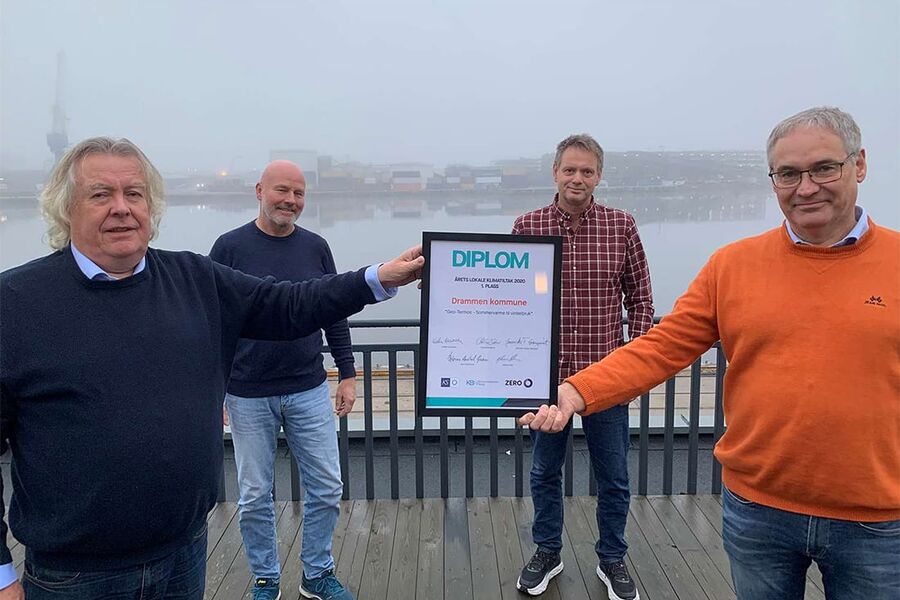 BILDE: Gjev miljøpris til Drammen Eiendom. Fra venstre vedlikehold- og miljøsjef Geir Andersen, overingeniør Trond Haugan, overingeniør Rune Simensen og daglig leder Gjermund Riise Brekke. Alle Drammen Eiendom KF. Foto: Drammen Eiendom KF.