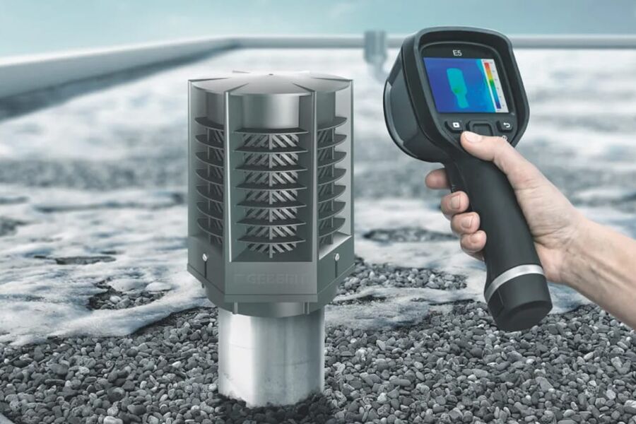 Energibevarende ventil fra Geberit. I boligblokker med mer enn fire etasjer kan energitapet via avløpsstammen være betydelig. Den nye Geberit energibesparende ventilen kan redusere dette energitapet. Festet på avløpets-utluftingsrør hindrer den varmetap uten å hindre funksjonaliteten i røret.