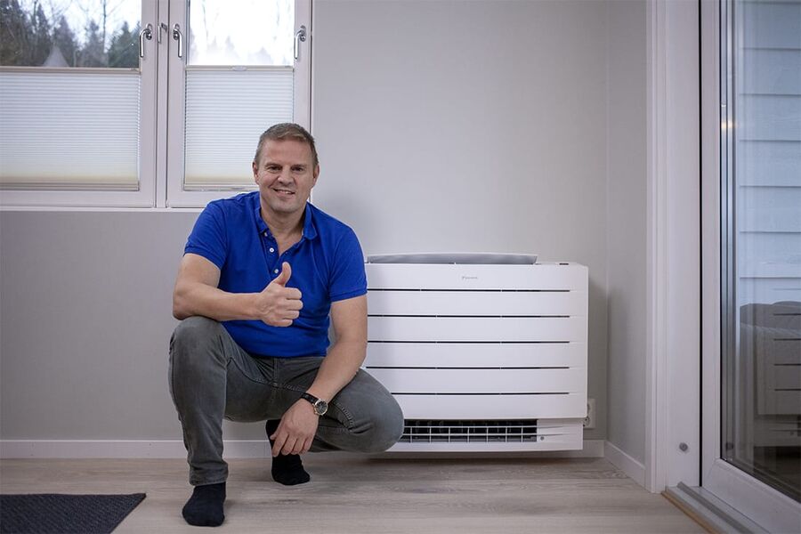 Otto Robsahm viser her den nye Daikin Gulvmodell 35 som nylig er lansert. 
