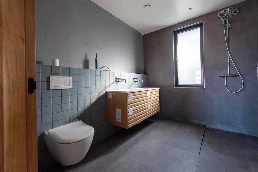 

Påstrykningsmembran er en byggevare som skal bidra til å hindre fukt i våtromskonstruksjoner. Foto: Torbjørn Tandberg 