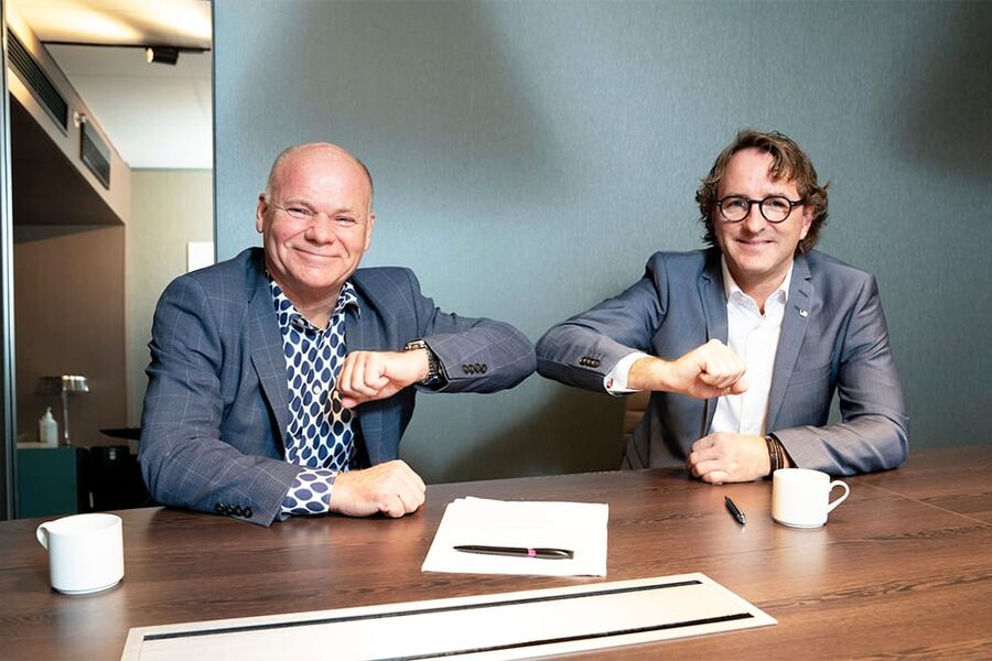 Thorbjørn Theie, adm.direktør  i VVS Norge, og Øystein Kjellsen, daglig leder i rørleggerkjeden VB har undertegnet en avtale om at VVS Norge  kjøper seg inn i rørleggerkjeden VB sin KS-løsning VB Smart. 