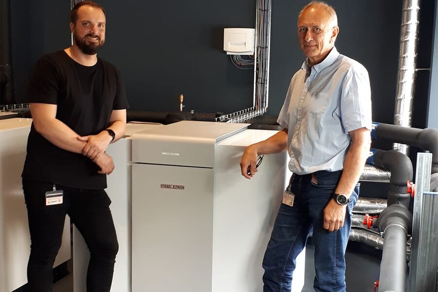 Både Fredrik Ove Wiik (tv) og Geirmunn Barsnes synes at deres Anders O.Grevstad  AS, har fått være med på et spennende og fremtidsrettet boligprosjektet på Øygarden utenfor Bergen. Her utnytter varmepumpene bergvann og gjør at man får igjen tre til fire ganger så mye energi som varmepumpen selv bruker.