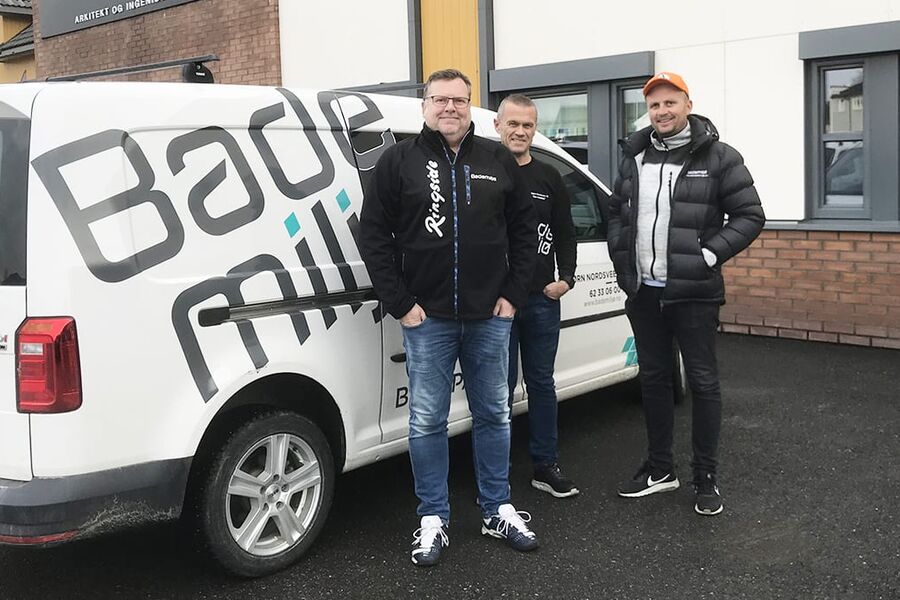 En stolt gjeng fra Bademiljø-bedriftene Ringside AS og Asbjørn Nordsveen AS. Fra venstre ser vi Kenneth Skogsrud, Geir Engen og Lars Arne Kvarberg. 