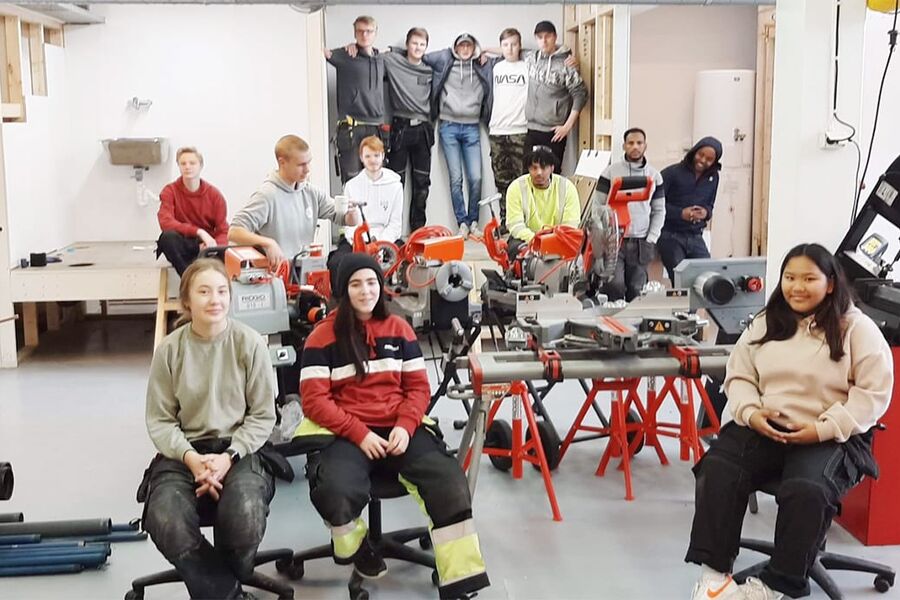 Kem-elevene på Hadsel VGS vil bli rørleggere, men linja står i fare for å bli lagt ned. F.v. Patrick Sætre, Andreas Lassesen, Sondre Stor, Isak Eilertsen, Marius Hansen, Andreas Ravn, Leif-Håkon Sjursen, Even Andreassen, Yafet Fshation, Habtom Hagos, Michele Gebray, Natalie Guldberg, Andrea Lyngseth og Poy Olsen. Foto: Astrid Høgden